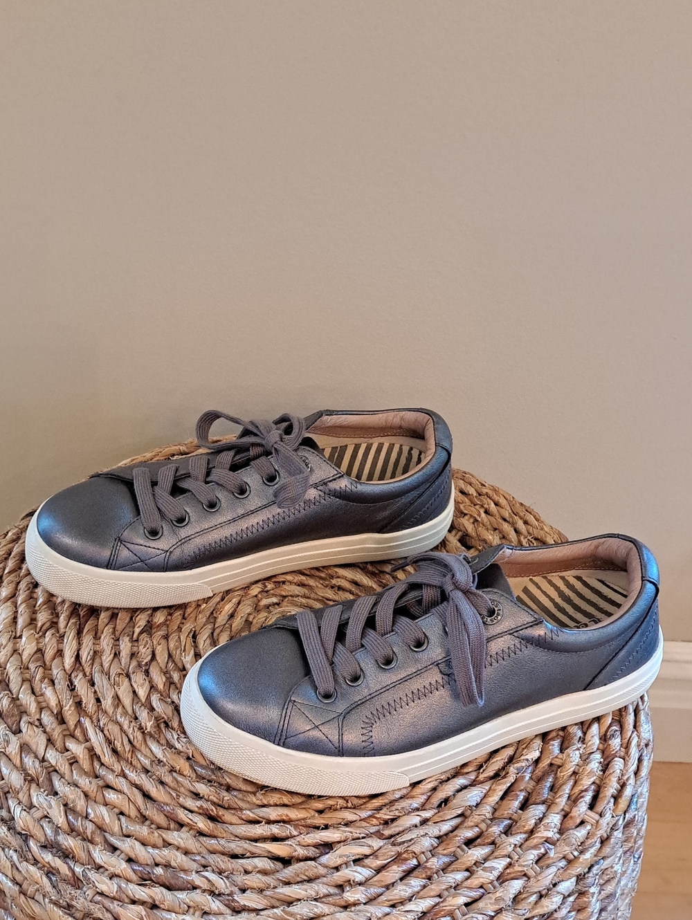 Taos Womens Plim Soul Lux  Metallic Pewter Grey Leather Athleisure Sneakers 7.5 - Picture 2 of 9
